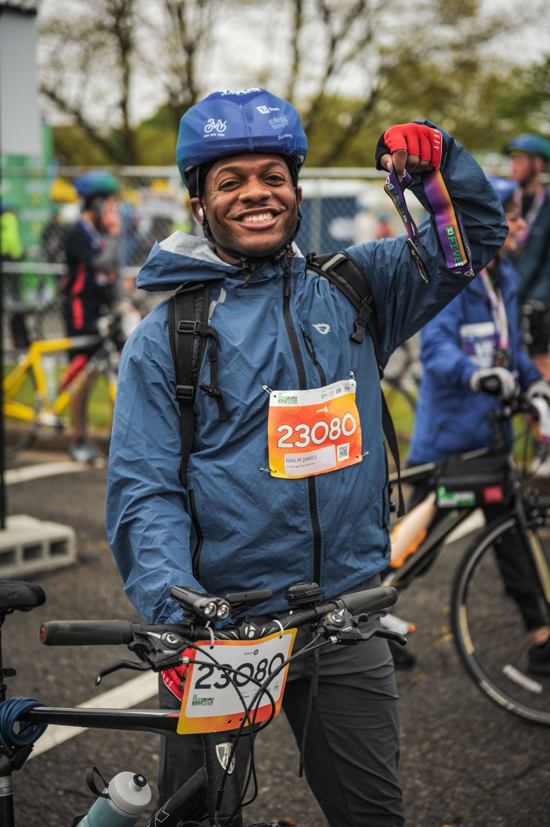 Always ready for a camera. 📸🚴🏾‍♂️