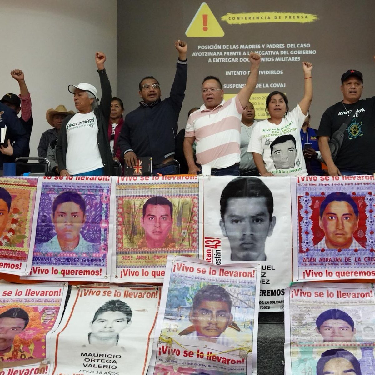 .@asilascosasWPM | Enlace de Santiago Aguirre, director del Centro de Derechos Humanos Miguel Agustín Pro Juárez @CentroProdh con @KarlaSantillan_

🔴 Ordenan liberar a 8 militares implicados en caso Ayotzinapa

•Por el 96.9 FM y 900 AM 📻
•Conéctate #EnVivo