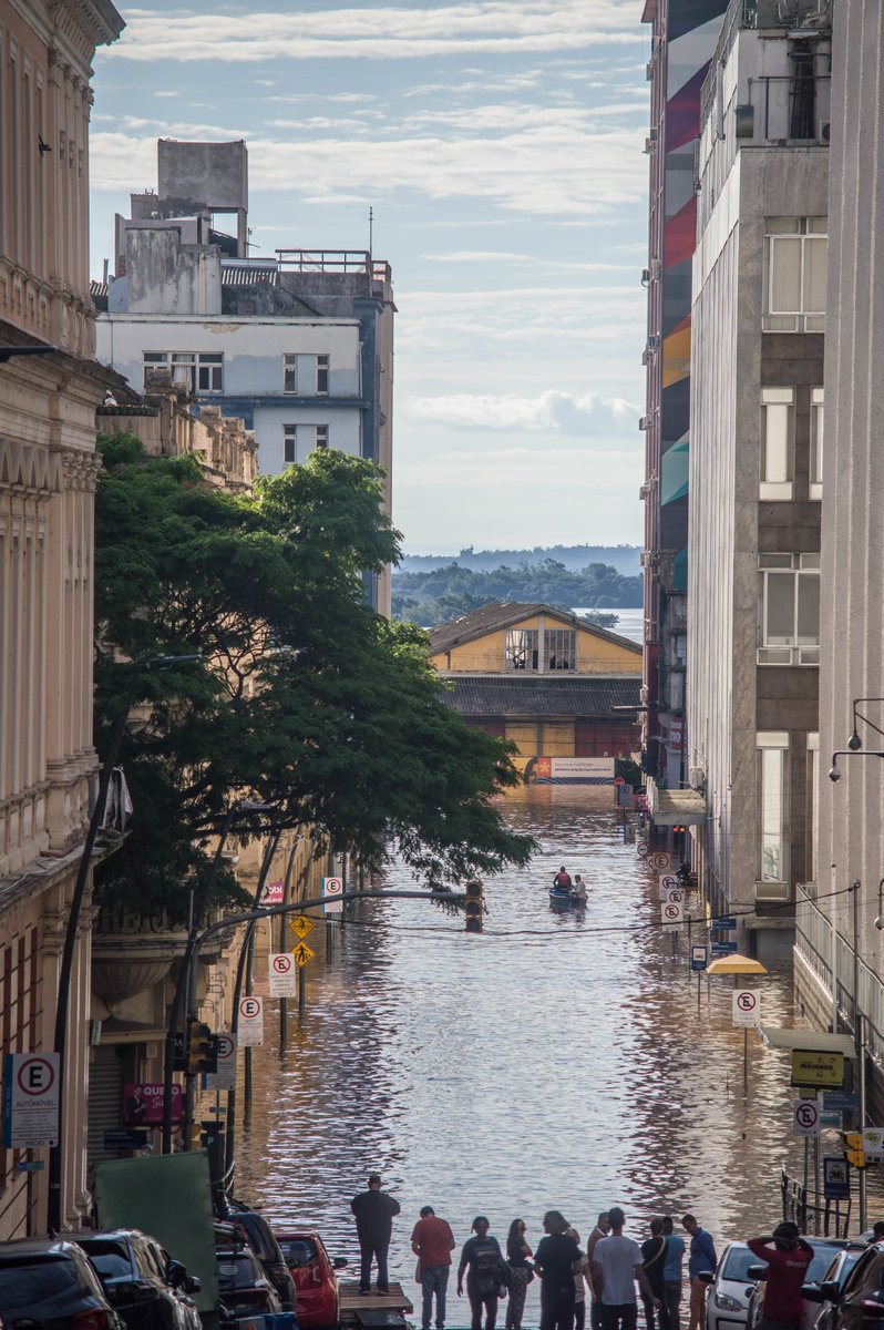 IMAGEM | Largo dos Açorianos e Rua Caldas Júnior nesta quinta-feira de sol e enchente em Porto Alegre. Os registros históricos em imagens são do fotógrafo @ChicoPrint.