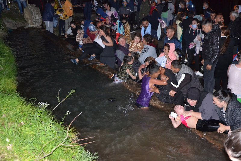 Bulgaristan'da hıdrellezde yüzlerce kişi, Hıdırellez’in kutlandığı 5 Mayıs’ı 6 Mayıs’a bağlayan gece Momçilgrad (Mestanlı) kasabasına yakın Dambalı Tepesi'ndeki suyunun 'şifalı' olduğuna inanılan pınara akın ediyor. Tam gece yarısı pınarın etrafındaki havuzlara atlıyorlar.