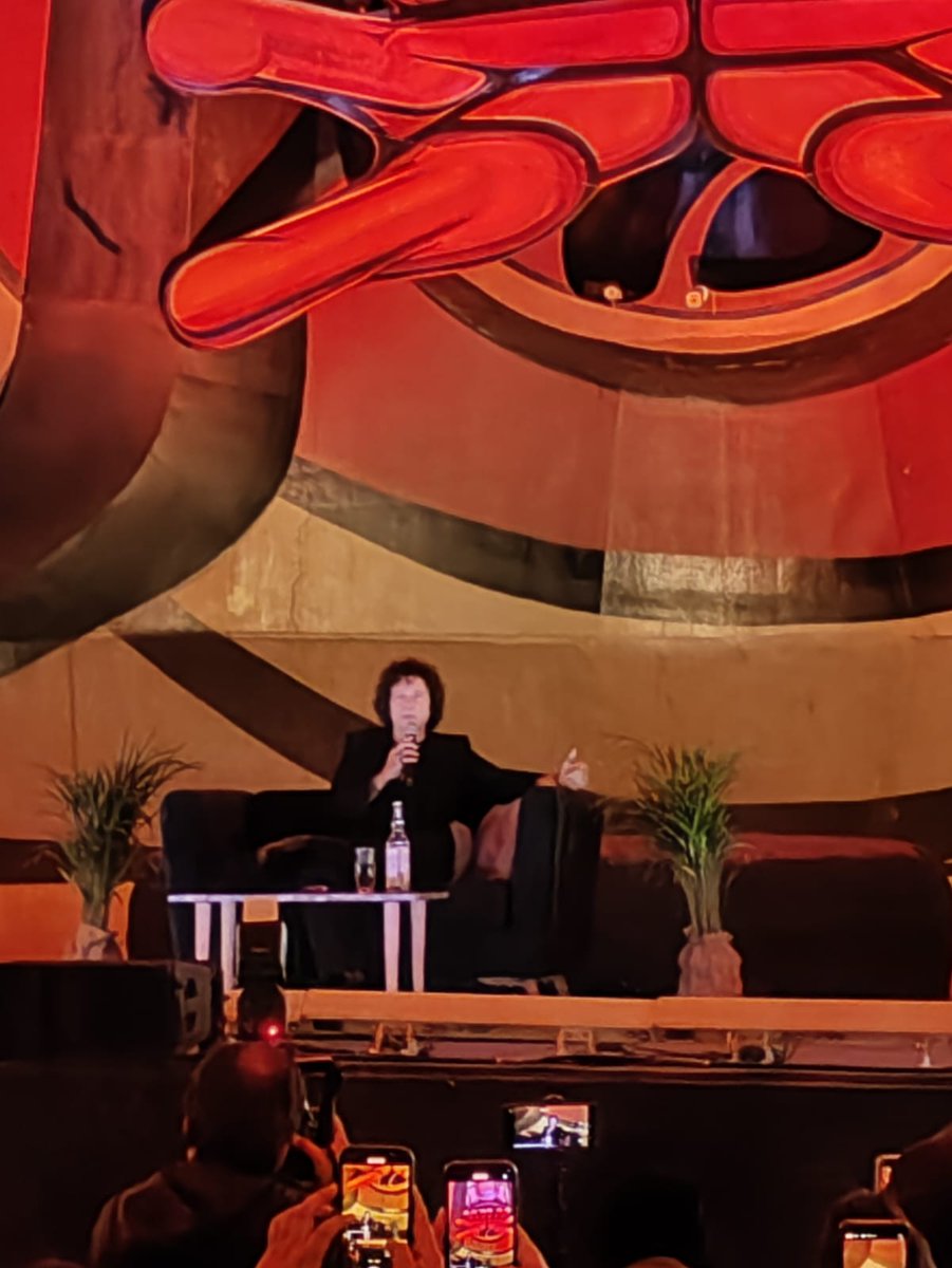 bunburyuniverso's tweet photo. En estos momentos se lleva a cabo la conferencia de prensa en el mítico Polyforum Siqueiros de la CDMX dónde Bunbury habla de su más reciente libro y de los próximos 5 shows programados del 2024 y así mismo reconoce el arte visual del #PolyforumSiqueiros.

#EnriqueBunbury https://t.co/tNegd1jMYt