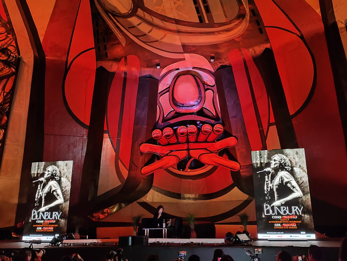 bunburyuniverso's tweet photo. En estos momentos se lleva a cabo la conferencia de prensa en el mítico Polyforum Siqueiros de la CDMX dónde Bunbury habla de su más reciente libro y de los próximos 5 shows programados del 2024 y así mismo reconoce el arte visual del #PolyforumSiqueiros.

#EnriqueBunbury https://t.co/tNegd1jMYt