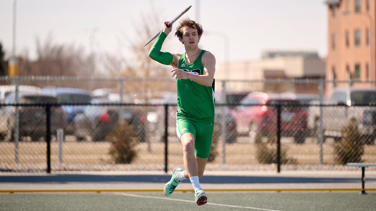 MJT: Trenton Hanseder gets the first 3 points for the Fighting Hawk men, placing sixth with a throw of 175-10 (53.60m)!

#UNDproud | #LGH