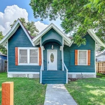 I made a mistake and decided to look at houses..and I found my dream house. This screams grandpa and the inside is gorgeous with BOOKSHELVES everywhere.