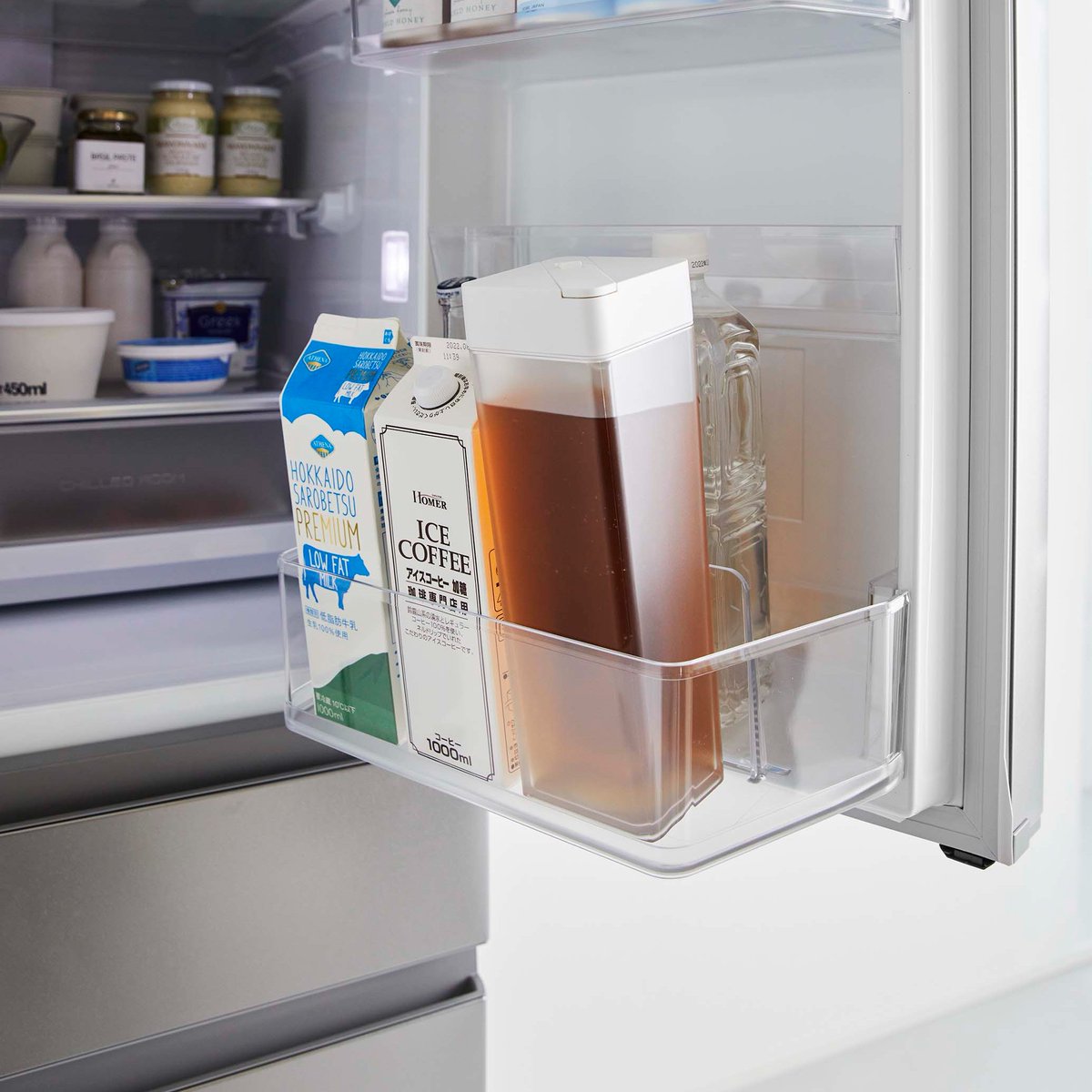 冷蔵庫の中に倒して置いても漏れない冷水筒。 四角い形状で冷蔵庫のドアポケットにも収まるデザインです。 yamajitsu.co.jp/product/item/0…