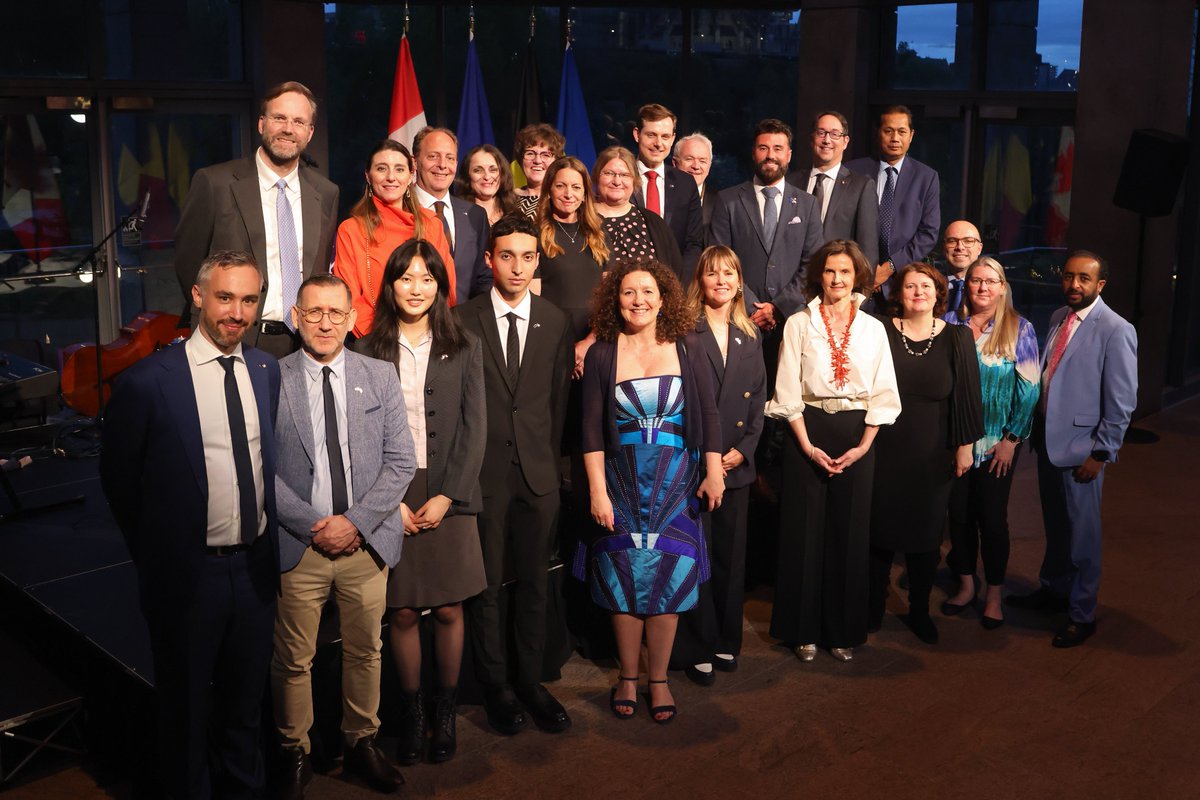 From the entire #TeamEU in Canada: Happy Europe Day! 🇪🇺🇨🇦

De toute l’équipe de la Délégation de l'UE au Canada: excellente journée de l'Europe ! 🇪🇺🇨🇦