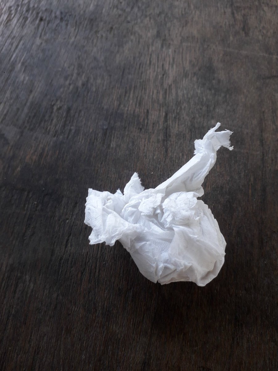 Di hapusnya gincu dengan ujung baju 
Di buang nya dengus birahi sejuta tamu 
#oi