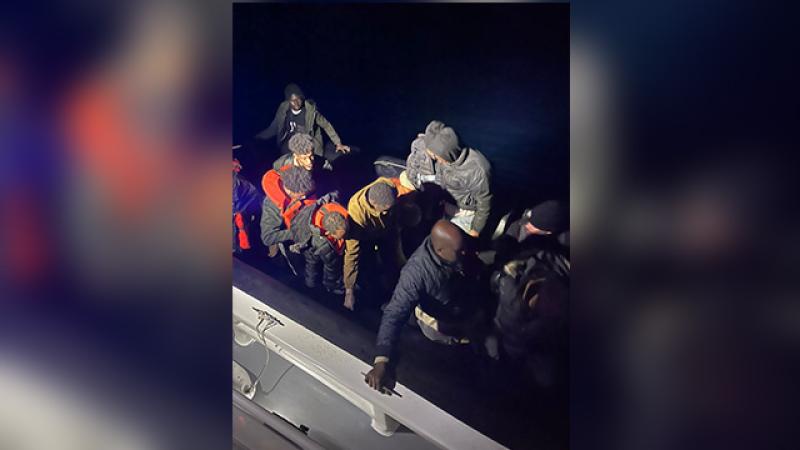 İzmir açıklarında 39 düzensiz göçmen kurtarıldı tgrthaber.com/gundem/izmir-a…
