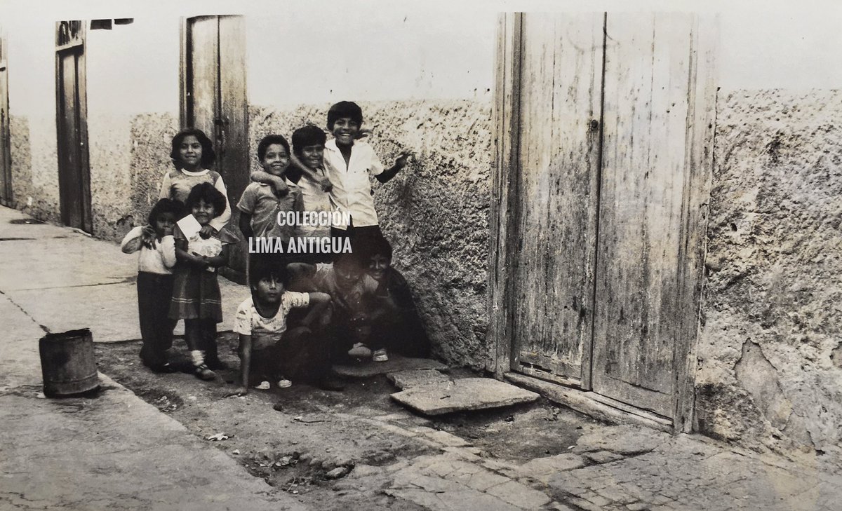 Quintas y Callejones en algún lugar de Lima, hace unos 40 años aproximadamente. 

¿Cómo se encontrará el lugar en la actualidad? 🤔

¿Dónde se encontrarán ahora estos niños? 🤔

Sigue a @limantigua 
#vladimirvelasquez #limantigua #lima #coleccionlimantigua