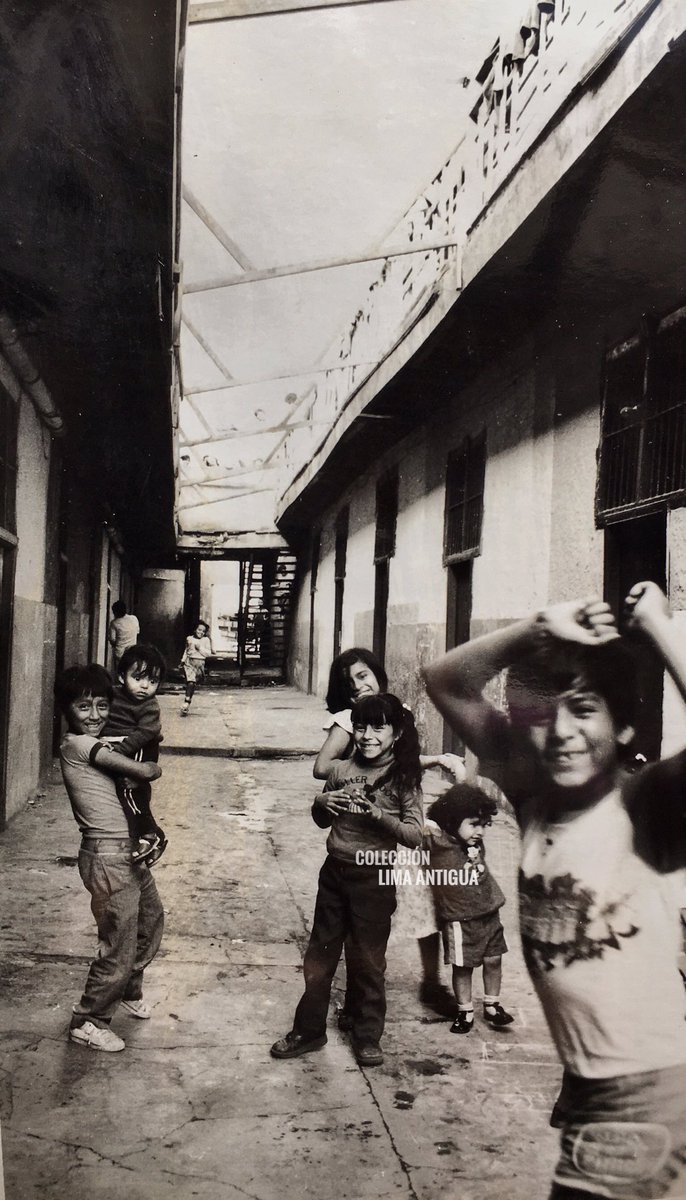 Quintas y Callejones en algún lugar de Lima, hace unos 40 años aproximadamente. 

¿Cómo se encontrará el lugar en la actualidad? 🤔

¿Dónde se encontrarán ahora estos niños? 🤔

Sigue a @limantigua 
#vladimirvelasquez #limantigua #lima #coleccionlimantigua