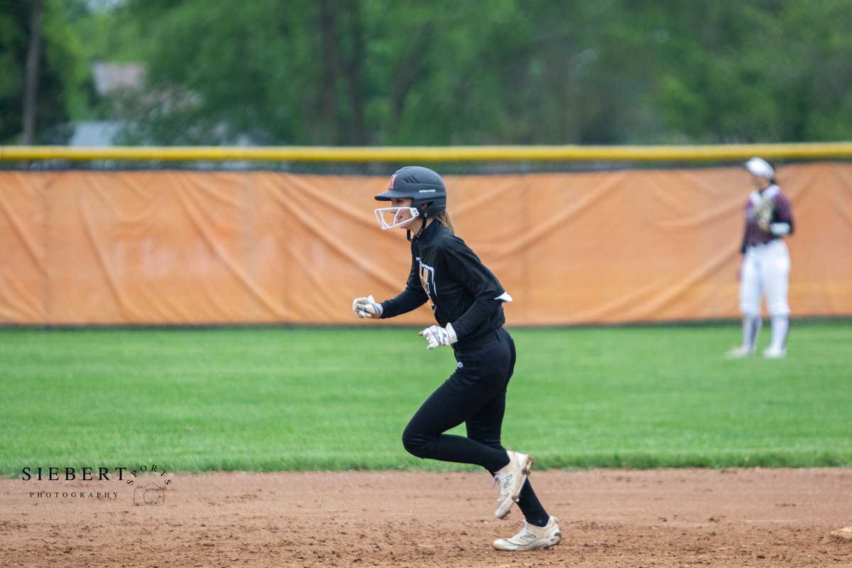 WyattSiebert's tweet photo. HOME RUN trot for McHenry Warriors Jadyn Polerecky as she sends one over the fence during McHenrys impressive win over PR ❗️💣
@JadynPolerecky @SoftballMchenry @WE_R_WARRIORS1 @dhpreps @NWHPreps https://t.co/fRe9qSwebr