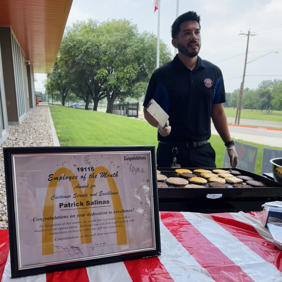 🍔Today for Teacher Appreciation, Principal Salinas showcased his burger-flipping skills, serving up burgers for the staff! 

Fun fact: He was once employee of the month at McDonalds!🎉 

#AISDProud 
#KidsDeserveIt