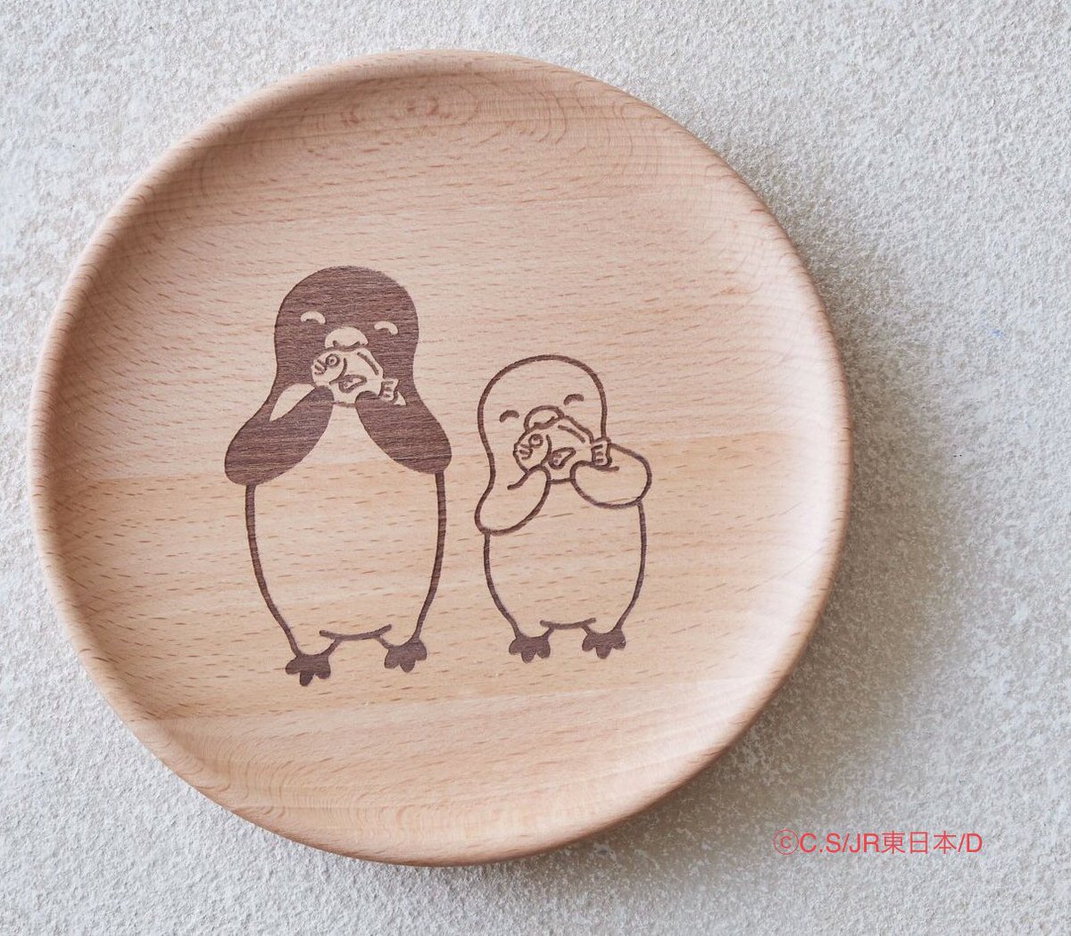 絵柄が天然木によく合うミニプレート。小さなたい焼きを盛るとこんな