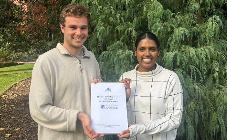 🌏 A team of @UniMelb medical students have contributed to Australia’s first Planetary Health Report Card (PHRC) – an international student-led initiative, which is designed to help universities better mitigate the environmental impact of clinical care 👉 unimelb.me/3WyucGp