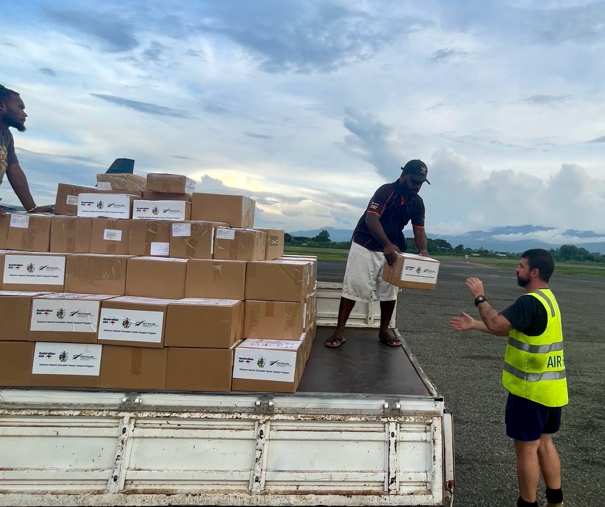 .@DefenceAust delivers another 7,000 school text and teacher guide books - this time to Makira and Temotu provinces. Great collaboration between Australia 🇳🇿 New Zealand 🇳🇿 and the 🇸🇧 Ministry of Education & Human Resources! #PartnersInEducation
