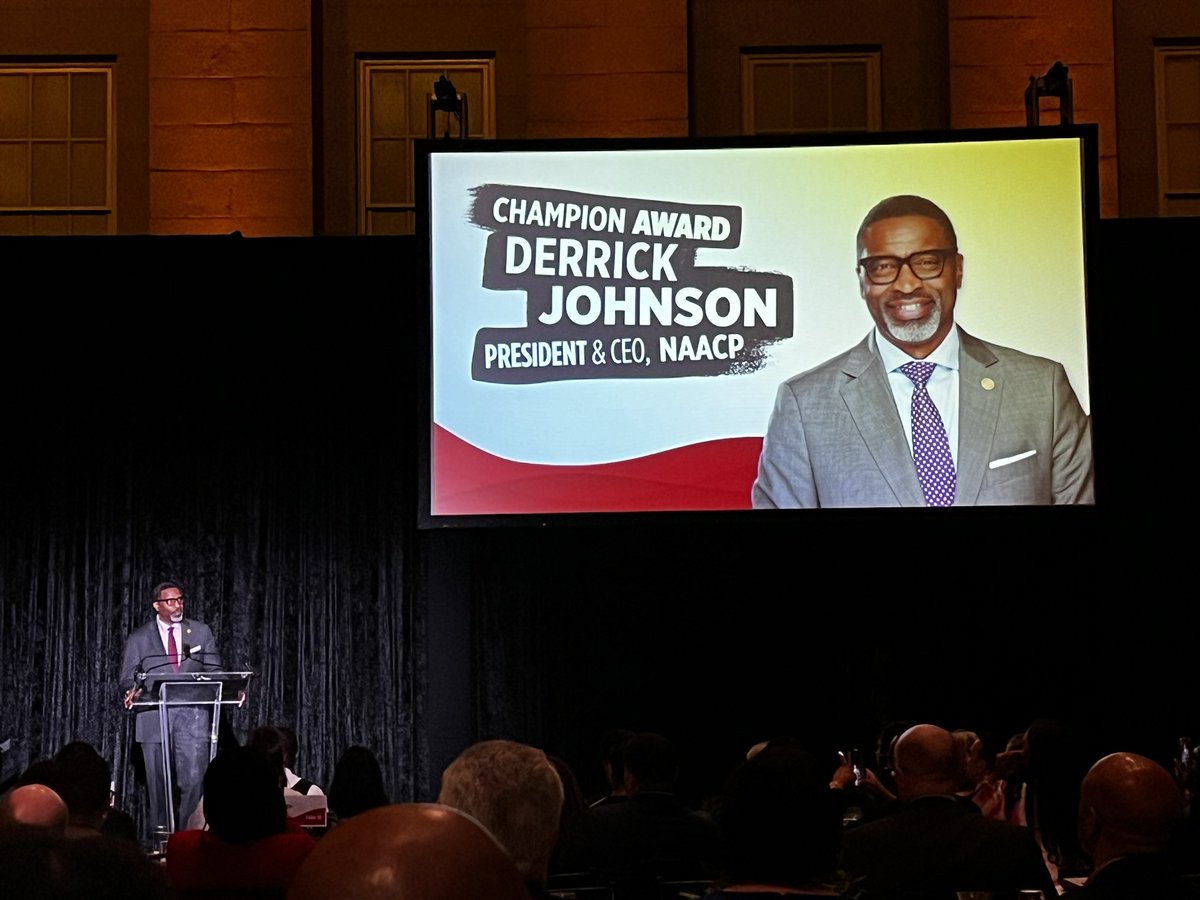 Proud of @DerrickNAACP receiving the Champion Award for their vocal stance to join the national effort to push FDA to remove menthol flavored tobacco products from the marketplace. Way to lead the way, Derrick & your entire organization!