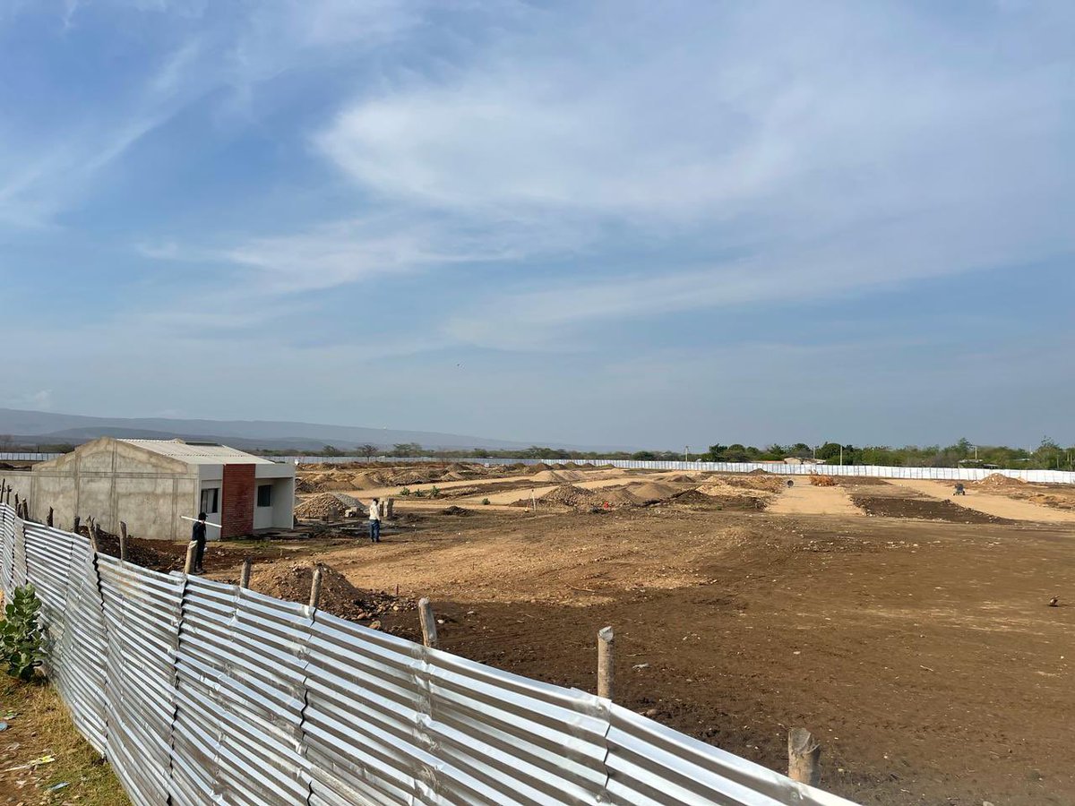 El ex alcalde de Barrancas en la Guajira, Iván Mauricio Soto Balan primo del representante Juan Loreto, montó una pantomima con actores y todo para fingir la inauguración de un proyecto de vivienda de 30 mil millones de pesos, lo absurdo es que de las 100 casas solo entregó una,…