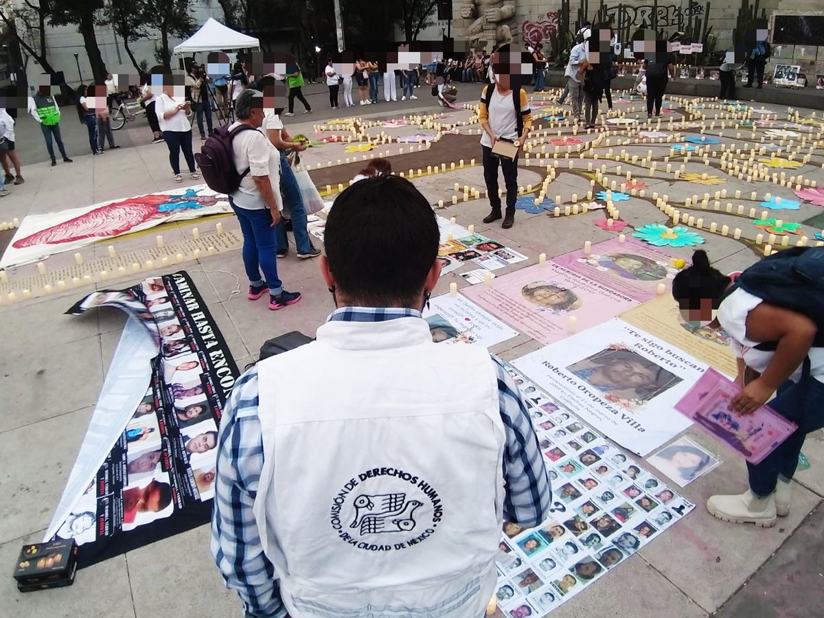 La Comisión de Derechos Humanos de la Ciudad de México #CDHCM acompaña el desarrollo de la velada por la memoria de familiares que se han ido sin encontrar a sus seres queridos. Acción es convocada en el marco del 10 de mayo por familias buscadoras, en el Monumento a la Madre.