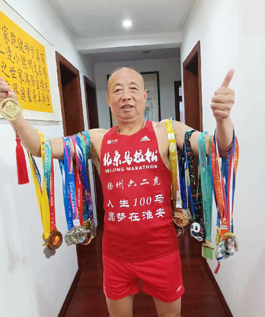 Gong Yimao, a 62-year-old runner🏃 from #Yangzhou, #Jiangsu, is the embodiment of discipline🏅. Over the last 28 years, he made it a rule to run 13 km every morning, rain or shine. In the last 11 years, he has finished 100 marathons and 39 half marathons.👍👍 #YangzhouStory