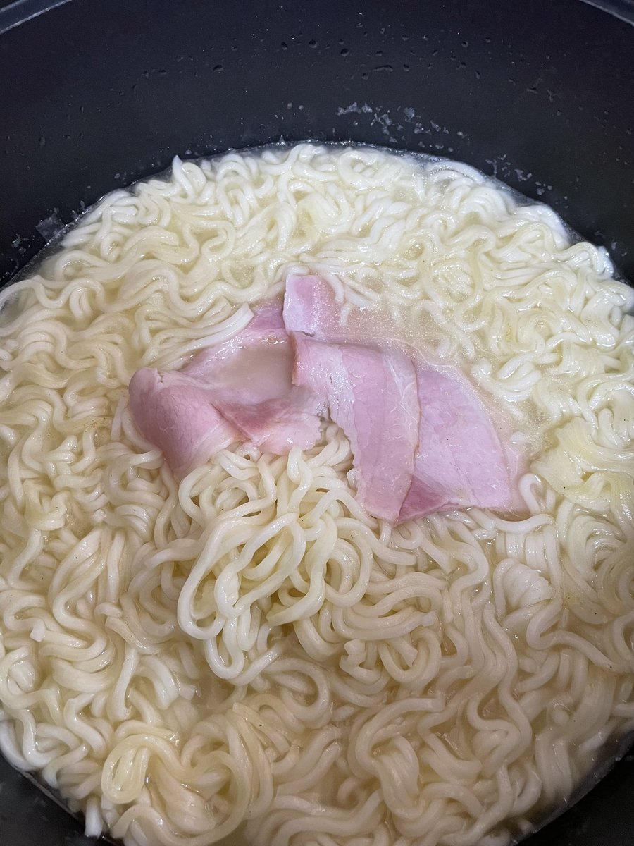 寒いからラーメン煮た
鍋から食べるスタイル
テーブルとかまだ無いから段ボールの上でw