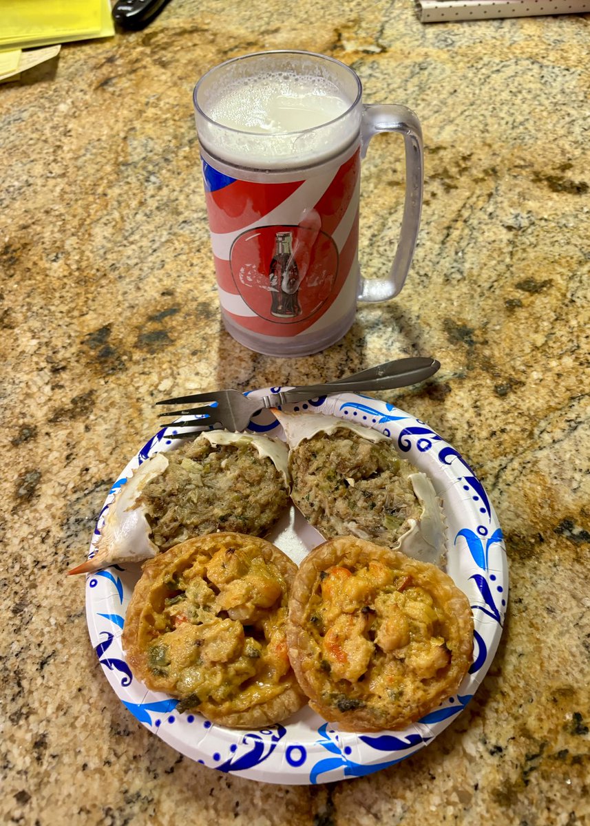 Nothing to see here folks, just a couple stuffed Crabs along with a couple mini Crawfish Pie’s, 🤷‍♂️😁😋!