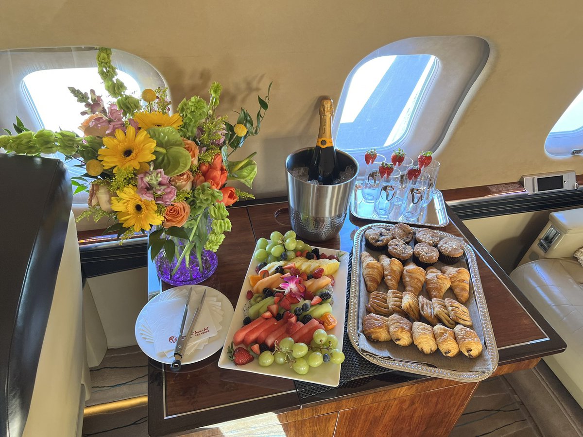 #HeartMeetsMastery Life is better above the cloud 🥂 🍊 Global Express one one the best private jets in the world #CatchMeIfYouCan #global6500 #globalexpress @Bombardier