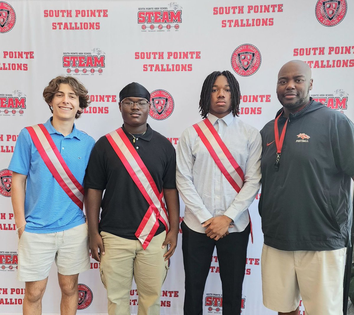 3 South Pointe Football players honored as Jr Marshalls for the upcoming graduation. @southpointeFBSC @Coach_JDuncan @RockHillSchools @RHHerald_Preps @SPHSstallions @CoachRichAD Jordan Collins 4.7 @jordanbcollins Jaquawn Neely 4.5 @j_neely99 Lorenzo Cardarelli 4.6 @lcardarelli1