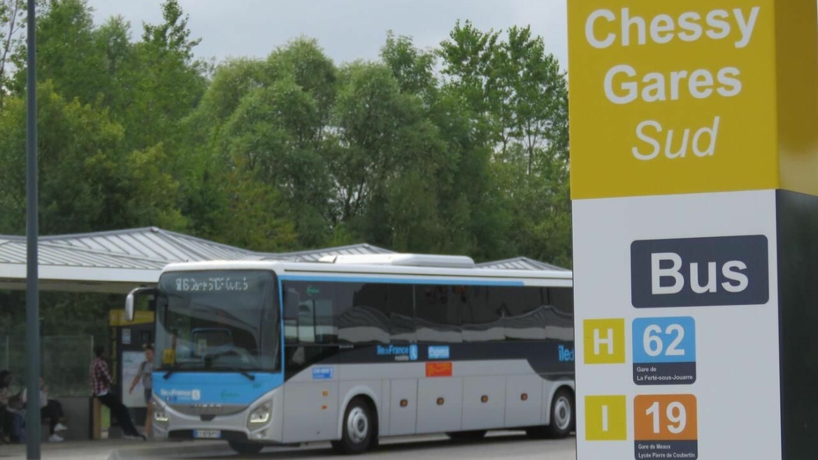 🔴 FLASH - #Chessy : Un bus de la compagnie #Transdev a percuté un enfant âgé de 7 ans ce mercredi.

👉 Grièvement blessé, il a été transporté vers un #hôpital parisien. Les tests alcoolémie et stupéfiants du conducteur se sont révélés négatifs. (Lp) #SeineEtMarne