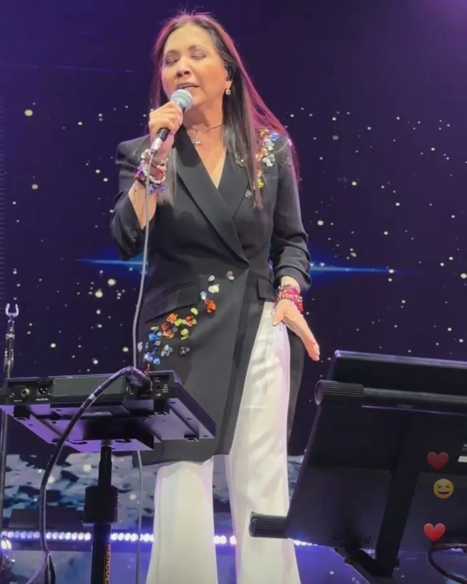 Claro_de_LunaAG's tweet photo. Después de Dos Años se Cumplió UN DESEO MÁS en Buenos Aires, Argentina y así luce nuestra amada Reina @ANAGABRIELRL en Este momento EN Movistar Arena!!!!
#AnaGabriel #UnDeseoMás #NoMeDigas #tour2024 #50AñosdeMusica #Parte03 #latam #showay03 https://t.co/CUL2tfMfXd
