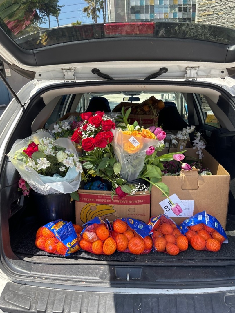 Big shoutout to Rick Guilfoile, our #FoodRescueHero, for completing a rescue of fresh food and bouquets from Vons 🌼🥦. All donated to Lutheran Social Services in Long Beach! Thanks, Rick, for making a difference! 🌟 #CommunityImpact #ZeroWaste #FoodRescue #FoodFinders