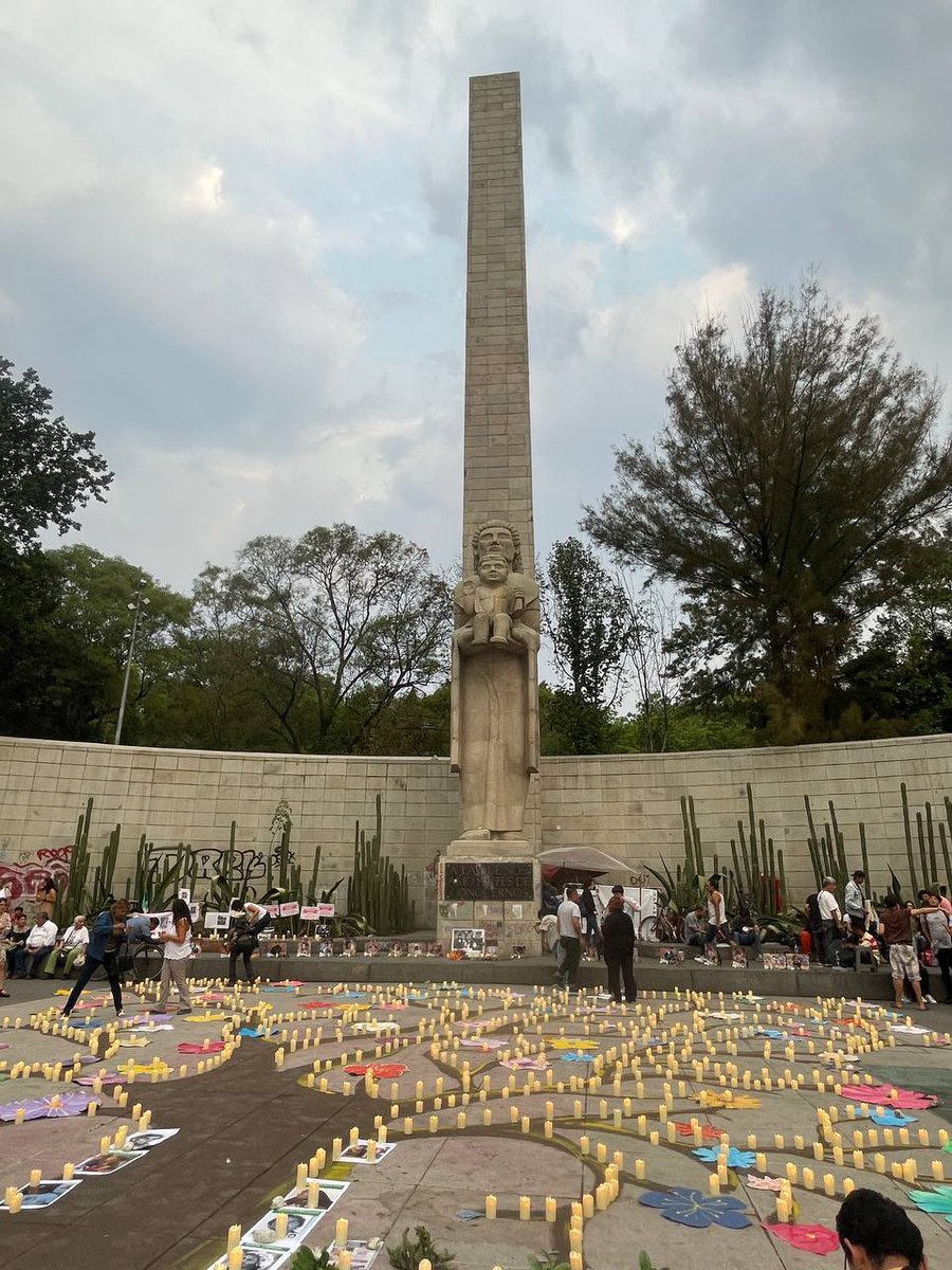 #AlMomento ✊inicia la vigilia por lxs desaparecidxs previa al #díadelasmadres, en el Monumento a la Madre. R: @DanielareaRea