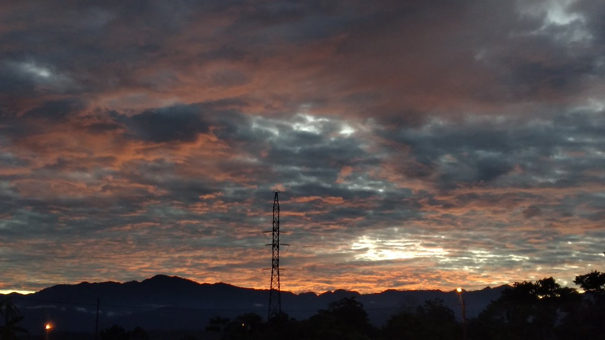 Hermoso atardecer en la Amazonía ecuatoriana, hoy a las 18h05 pm pude captar este momento bello que resplandece con este majestuoso e intenso color 🥰😍... #Amazing