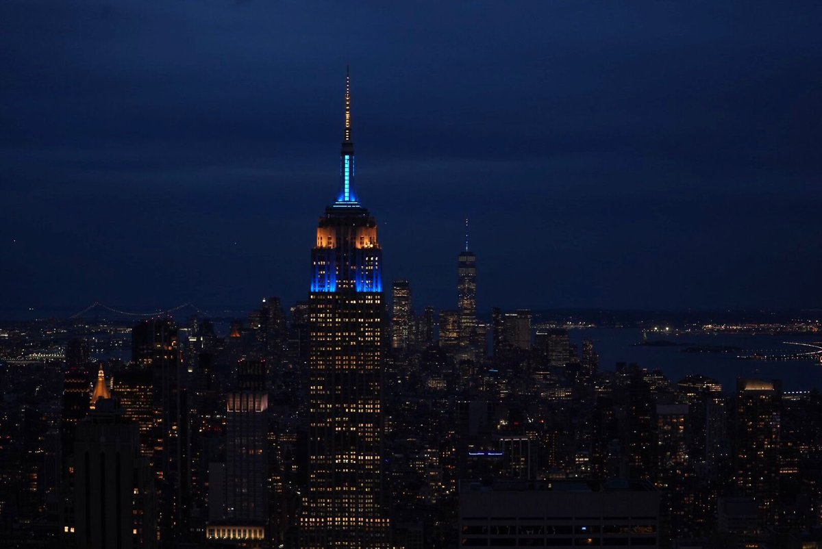 Tonight the @EmpireStateBldg glows in 💙+💛 to mark more than 7 decades of 🇪🇺European peace & unity. Every year on 9 May, we celebrate our shared values: human dignity & rights, freedom, democracy, rule of law & equality. #EuropeDayNYC💫 #EuropeDay✨ ➡️eeas.europa.eu/delegations/un…