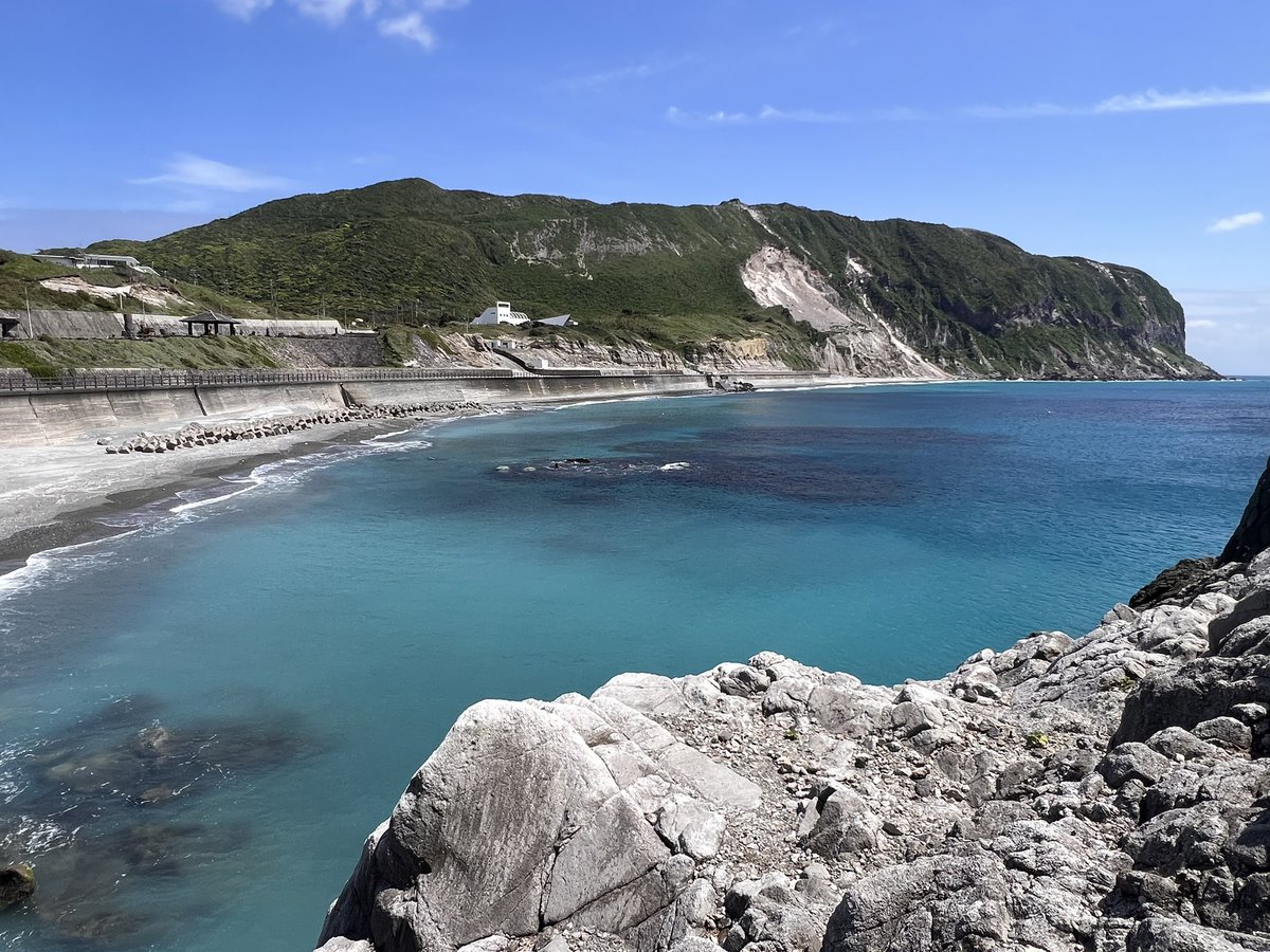 愛媛県上浮穴郡久万高原町西谷
（石灰岩の溶解、四国カルスト）

高知県土佐清水市竜串
（柱状節理）

島根県隠岐郡西ノ島町美田
（酸化鉄の海蝕崖）

東京都伊豆諸島新島村
（コーガ石からなる砂浜）

#地質の写真をあげる見た人もやる