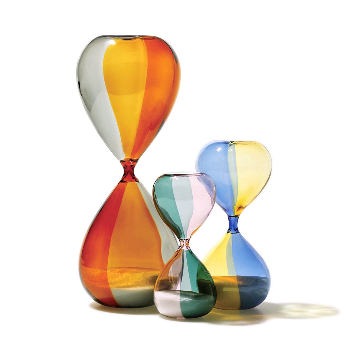 透明感あふれる2色の色ガラスを組み合わせた、オブジェのような「砂時計（バイカラー）」が新発売。

色ガラスの境目や繊細なくびれ部分など熟練の職人技が光ります。一人の職人が1日に30個しか制作できない希少な砂時計です。


カラーは3種類、SMLの3サイズ展開です。
hightide.co.jp/p/search?sort=…