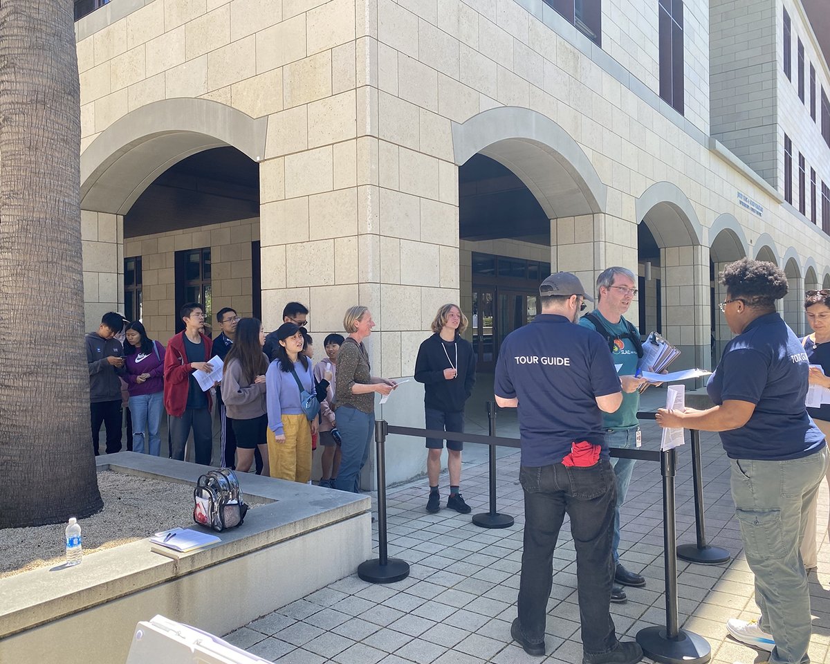 🥽 There were over 3,600 people at the @Stanford STEMfest community event! We gave SLAC tours to 90+ people, and SLAC’s GISMo (Grid Integration, Systems and Mobility) Team demonstrated a fun activity for kids to try generating more power on a bike than a solar panel.