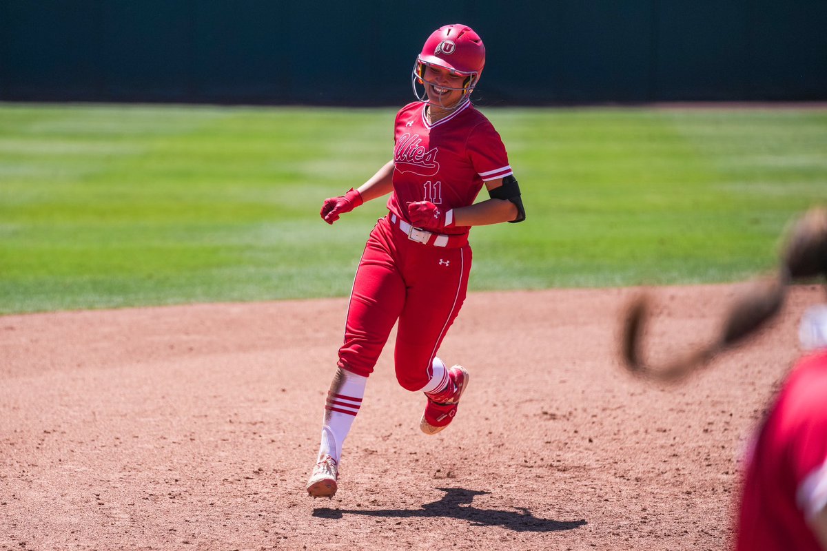 Utah began its Pac-12 Tournament title defense with a 7-4 win over Oregon in a game that featured clutch hitting, untimely miscues and an outstanding performance in the circle by Mariah Lopez. 📸: @Utah_Softball d1softball.com/pac-12-tournam…