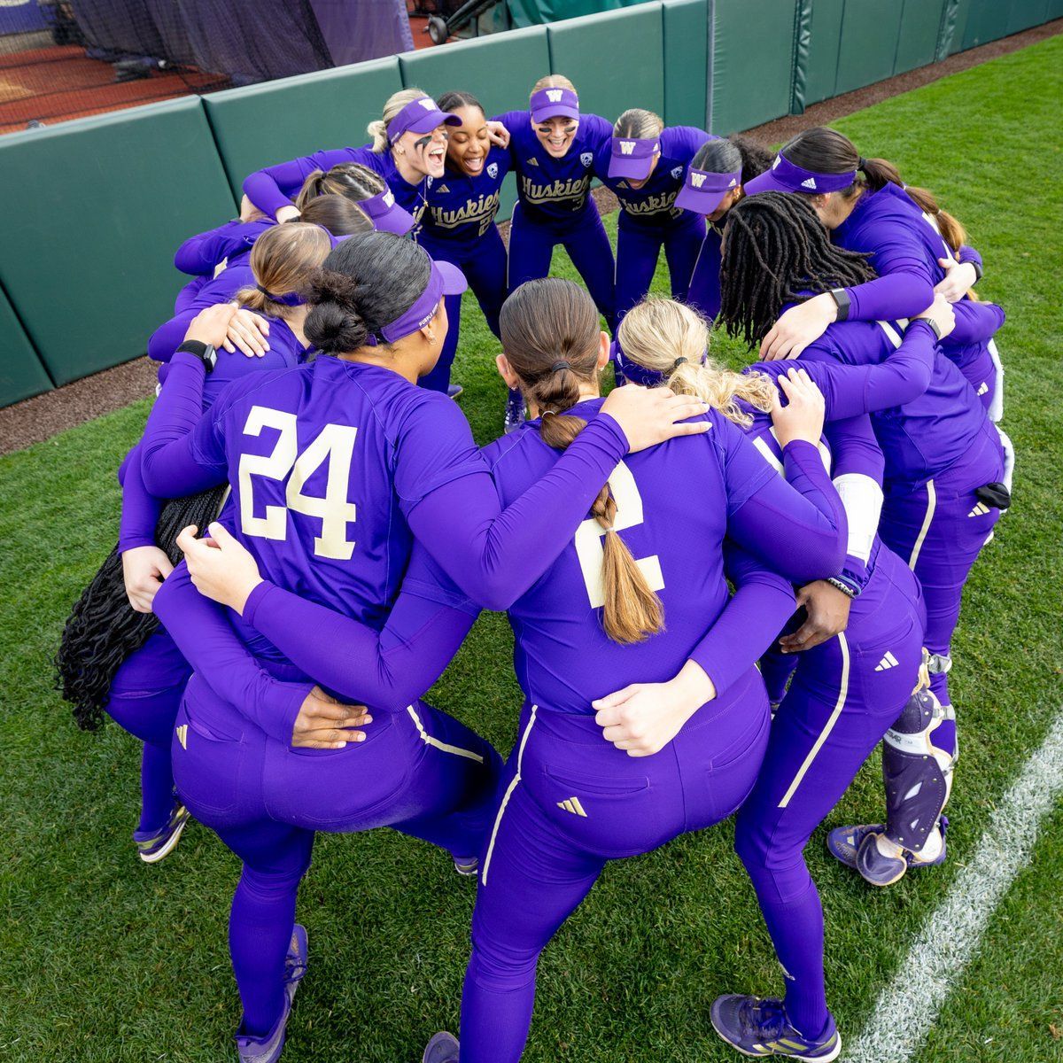 The Huskies have been ranked in the top 10 for most of the season, for good reason. They only have 17 players on the roster, but they have all the tools. 📸: @UWSoftball More from the Pac-12: d1sb.co/44xBE6E