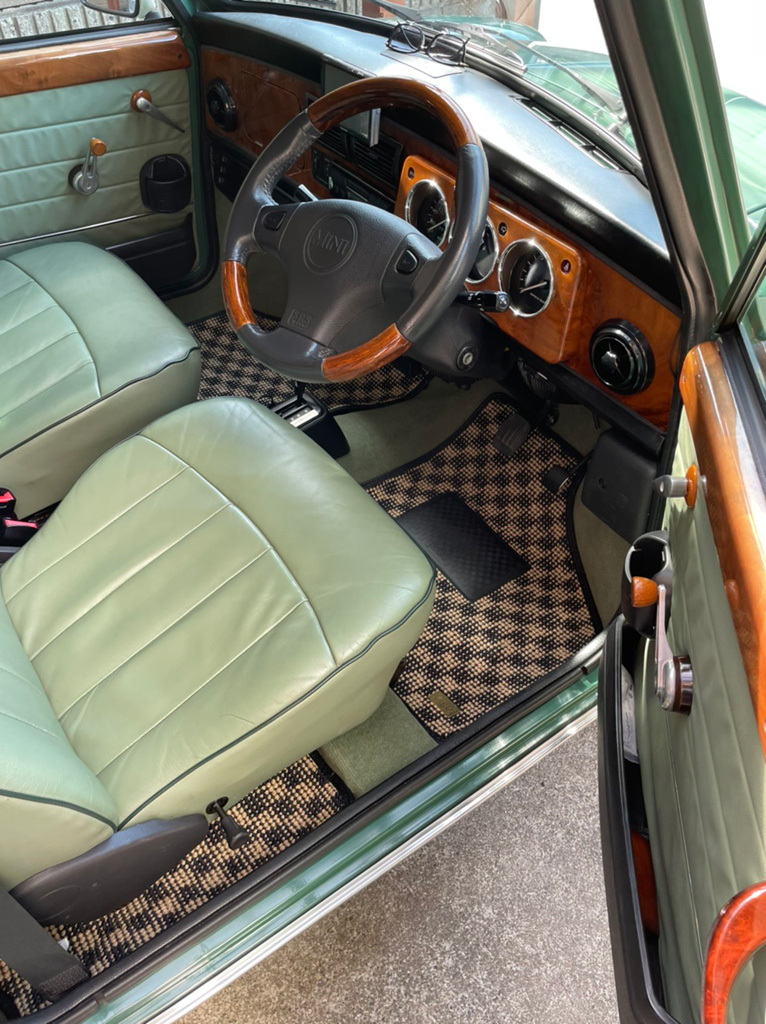 OfficialKAROmat's tweet photo. しんちゃん様の #カロマット 装着事例です。

車:#ローバーミニ
マットタイプ:#FLAXY ブリリアントベージュ 

若い頃から憧れのKAROマットをようやく購入出来ました。
クラシカルな雰囲気がとても気に入ってます！！
【しんちゃん様装着事例】https://t.co/06DneQEYpa

#KAROマット #KARO #ROVER https://t.co/EBVnQIbjve