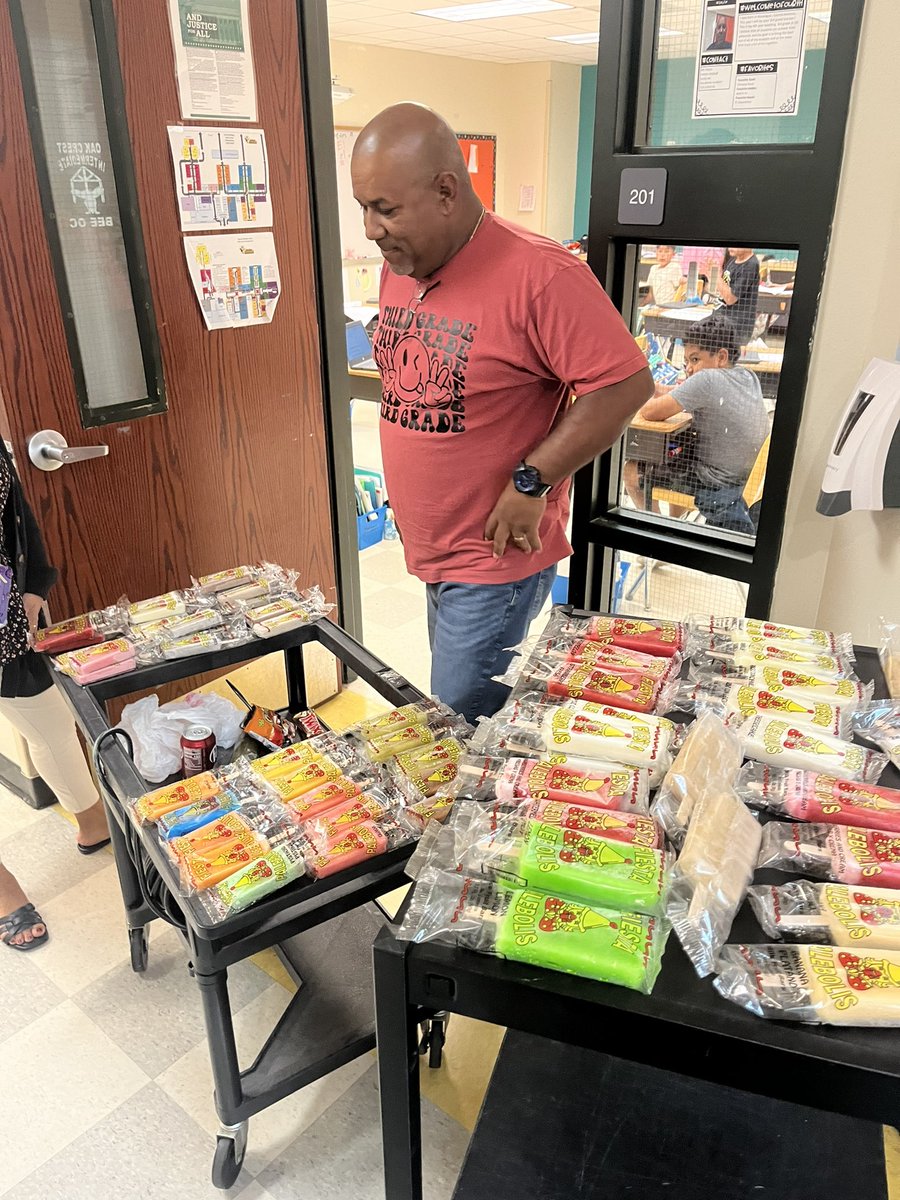 Margari81818230's tweet photo. Paletas for our teachers ❤️😜 We appreciate everything they do! @OakCrestStinger @ECISDtweets https://t.co/o9HPuo3lH8