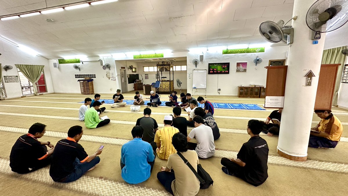 Majlis bacaan surah Yaasin dan Alkahfi.

#kktmrembau #kktmr #artdesigncollege #tvetmara #tvet #artanddesign #designcollege #designinstitute #futuredesigner #mara #majlisamanahrakyat #ipma #designskills
#creativeindustry #industrikreatif