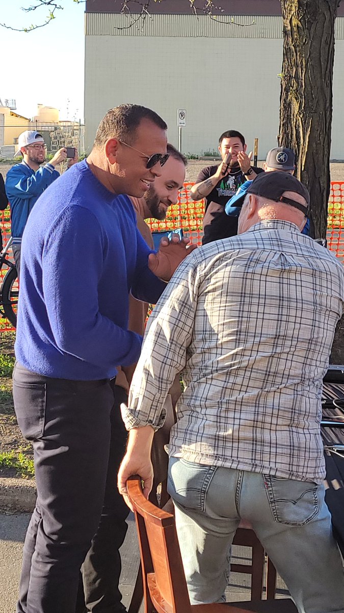 PinzLindz's tweet image. I got to watch @AROD poor beers alongside my love at the @DaneMooreNBA pod recording at @FallingKnifeBC and also hug @tornadojally 
Very cool Thursday. #WOLVESBACK #AWOOO