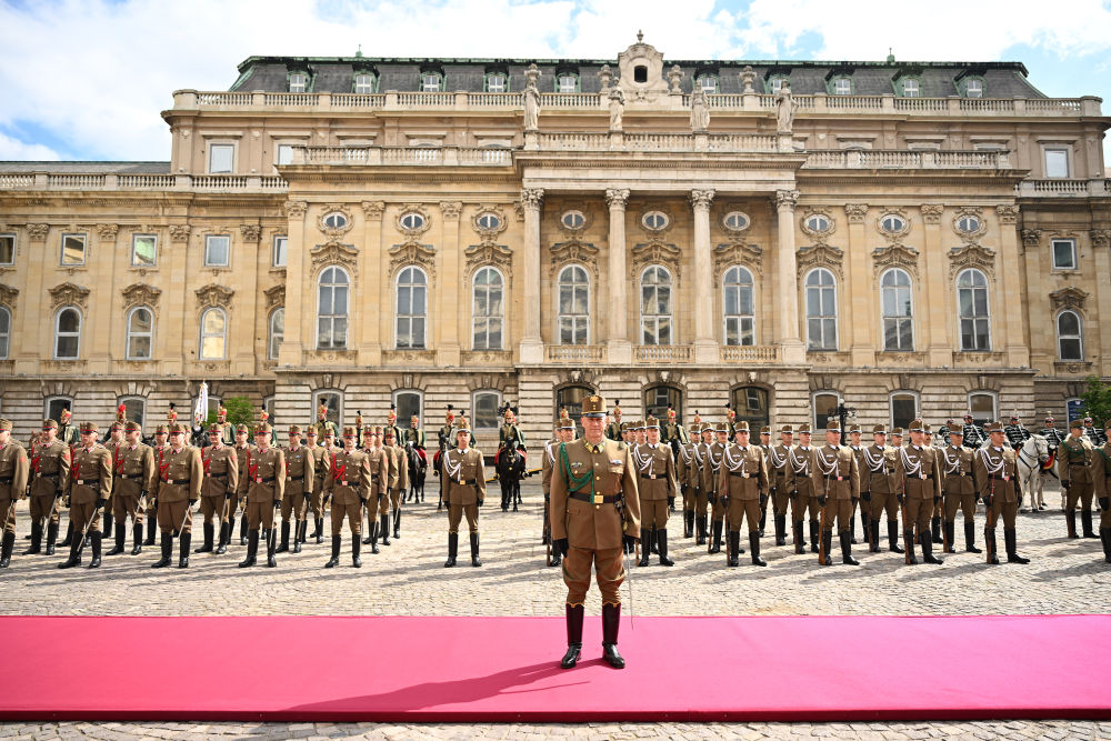 当地时间5月9日，国家主席习近平在布达佩斯出席匈牙利总统舒尤克和总理欧尔班共同举行的欢迎仪式。