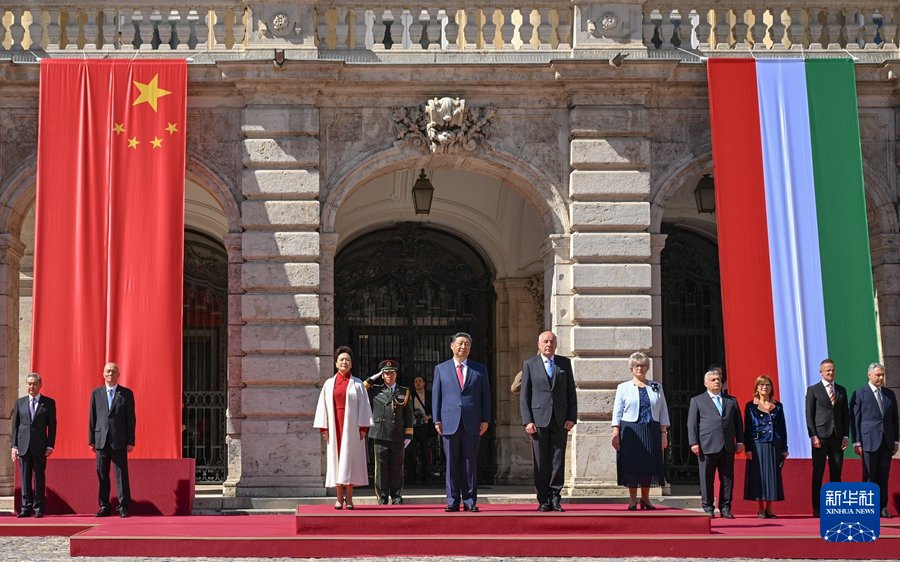 当地时间5月9日上午，国家主席习近平在布达佩斯出席匈牙利总统舒尤克和总理欧尔班共同举行的隆重欢迎仪式。