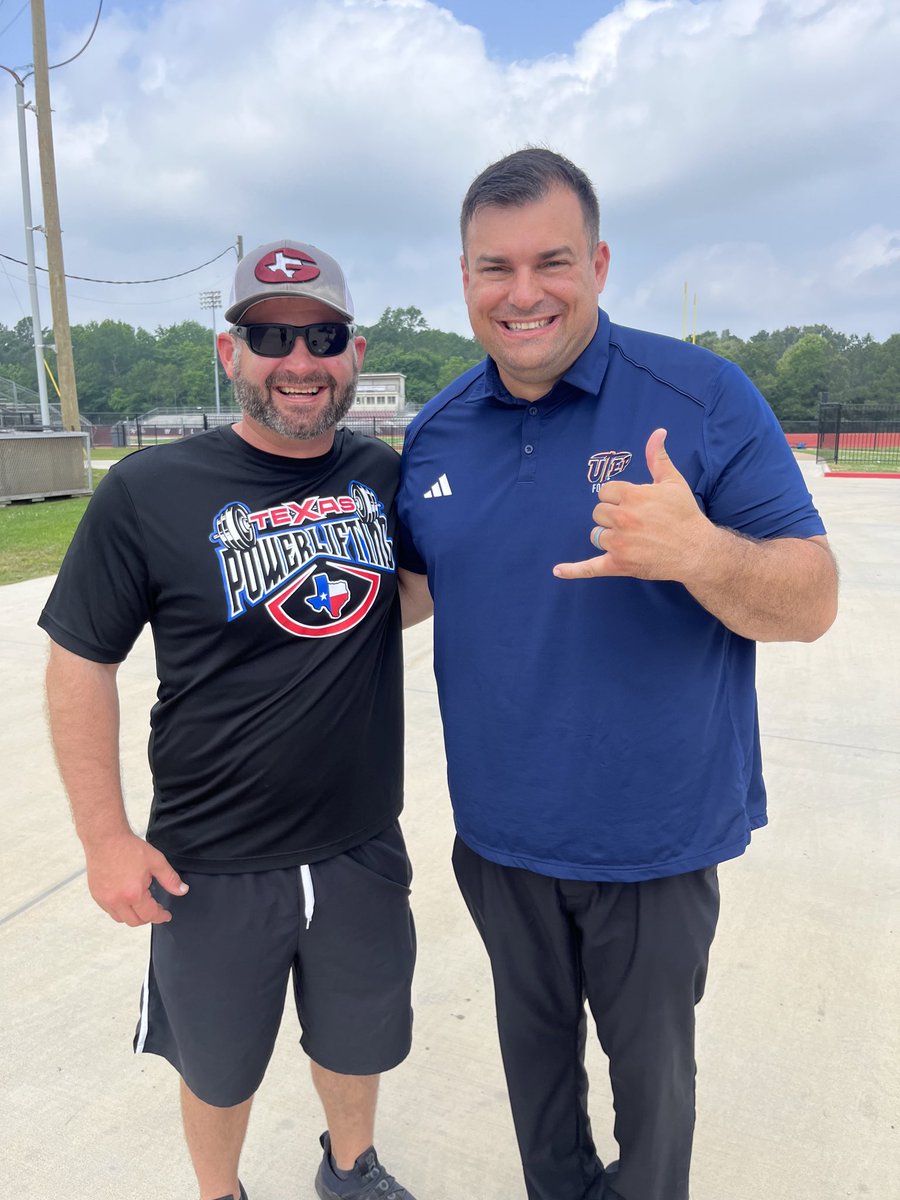 Appreciate <a href="/CoachBAlv/">Brandon Alvarez</a> For Taking The Time To Talk <a href="/GarrisonBulldog/">GarrisonBulldogs.com</a> American Football‼️#PicksUp⛏️🤙
#WinTheWest 🔵🟠