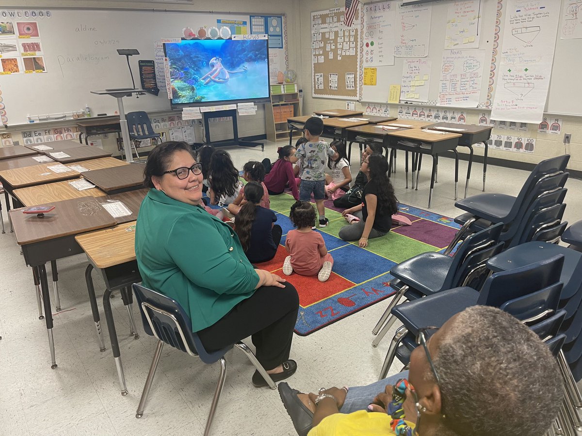 #ThankfulThursday: @Escamilla_AISD is excited to meet future Bulldogs from @GarciaLeza_AISD. We gave families a preview of what to expect next year! We’re honored to be the next stop in their @AldineISD journey to make #MyAldine memories! #BulldogsPride (@slrehan; @maty_orozco)