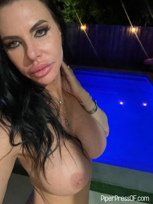 Skinny dipping time with Mommy?💋 https://t.co/dDtszdKLSv
