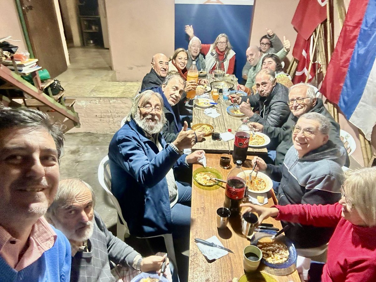 Qué reconfortante es reunirnos para intercambiar ideas. Gracias Gustavo por la recorrida en Soriano. No quedan dudadas que el próximo gobierno tiene que ser del Frente Amplio. ¡Vamos al frente con Carolina, la 90 y 190! #vamosalfrente #carolinapresidenta #enzomalandiputado