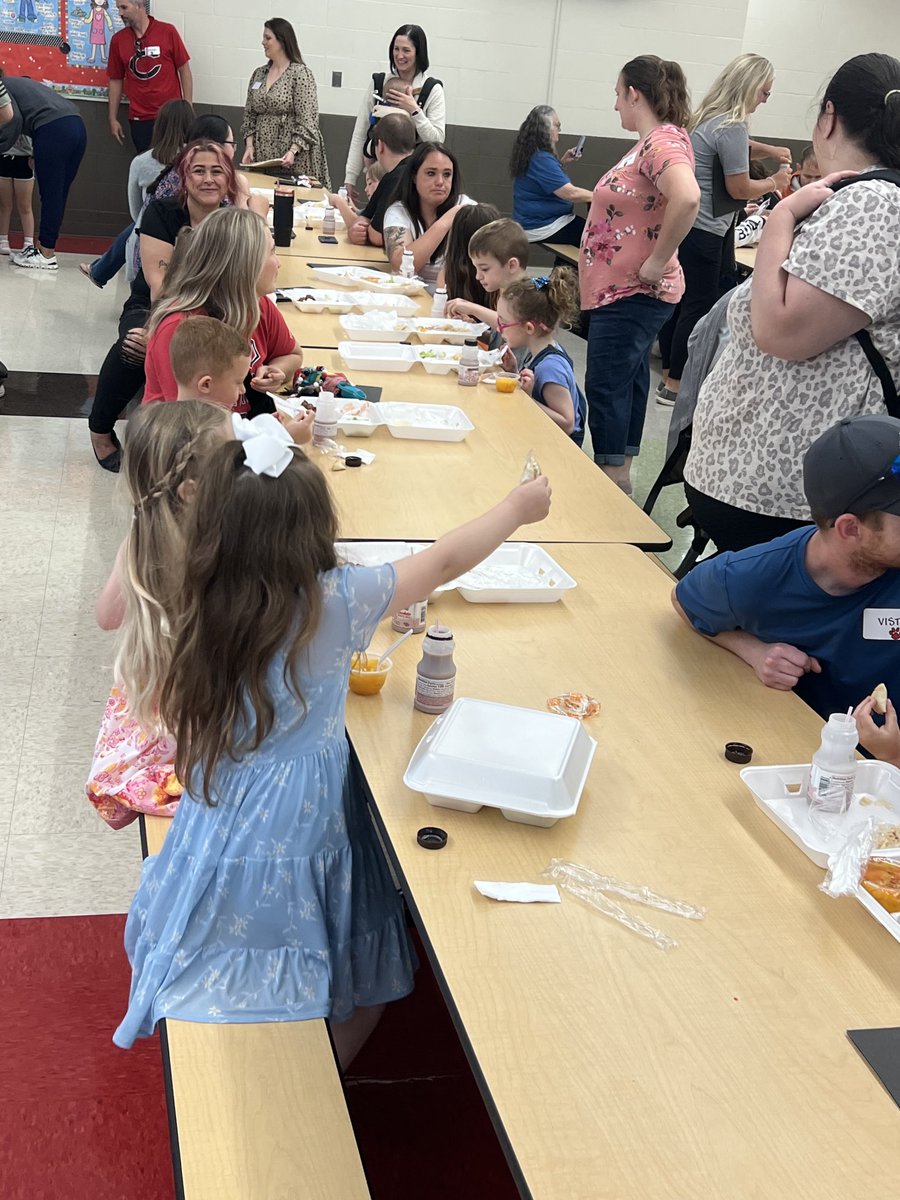 Incoming ⁦@CESTigerPride⁩ Kindergarteners and parents got a taste of ALL the things today…classroom visit, took a bus ride, and ate a school lunch 📕 🥙 🚌