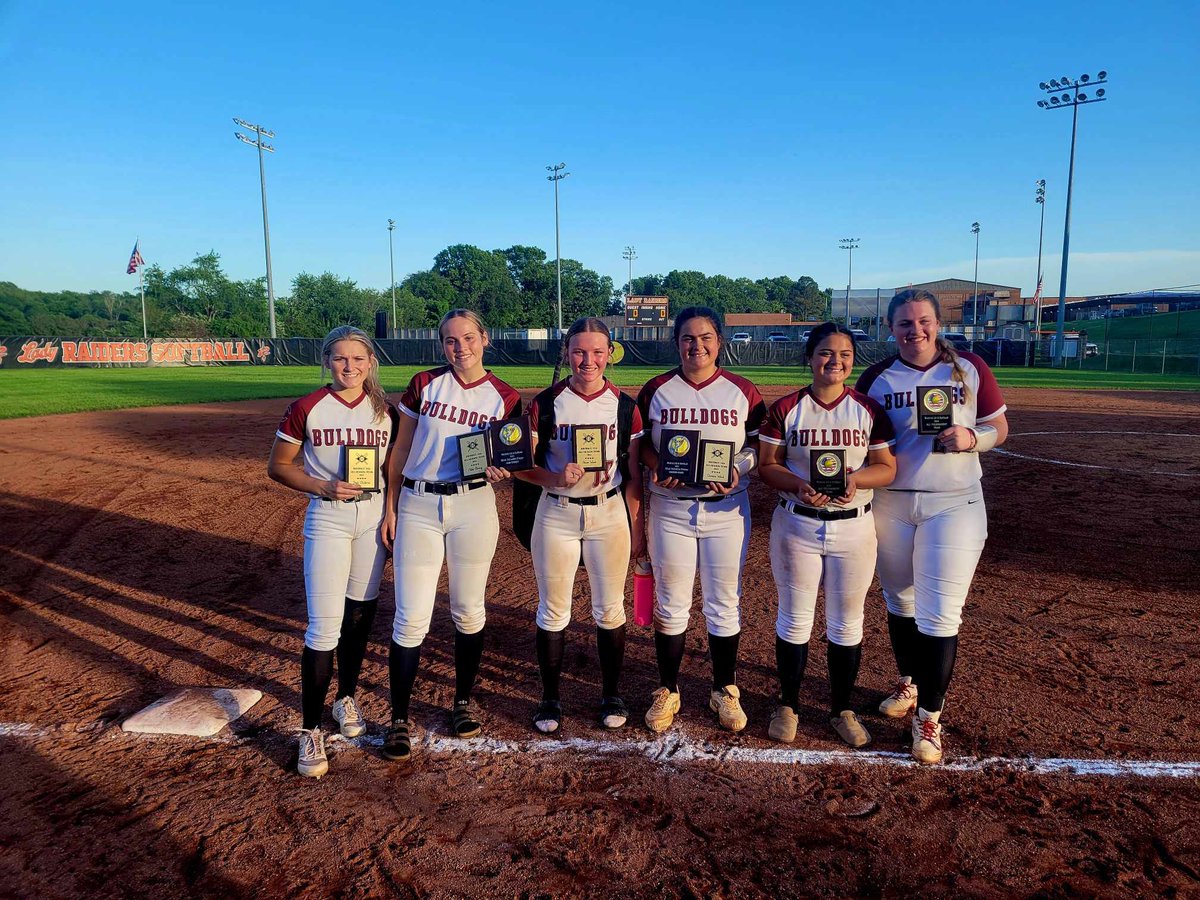 Abigailstorey24's tweet photo. Finished up district play tonight. I received District All Season Team and District MVP. Finished the season batting a .525 OBP of .611 OPS of 1.594 and 31 RBIs! Super proud of this team! @DaynaCarter5 @JURoyalsSB @FHUsoftball_ @Coach_ToddH @UUAthleticsSB @JohnnyG51939568 https://t.co/A7nmEg2MLY